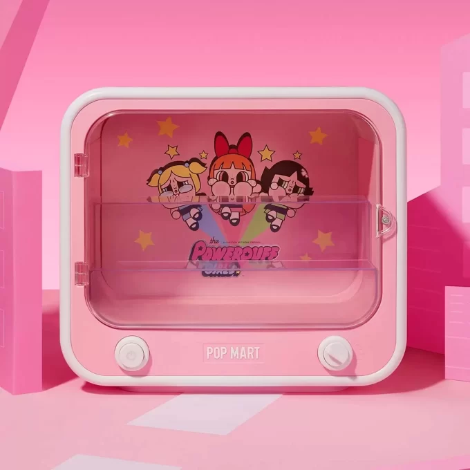 CRYBABY × Powerpuff Girls -sarjan TV-setin valaisema vitriini