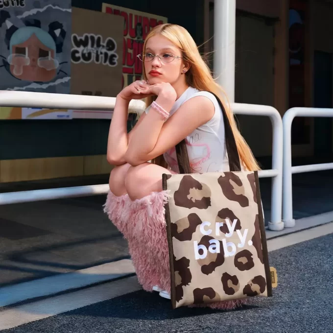 CRYBABY Villi mutta söpöläinen -sarjan olkalaukku