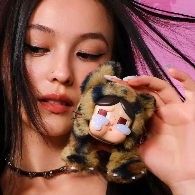 CRYBABY Wild But Cutie -sarja – Vinyylinen pehmoinen riipusrasia