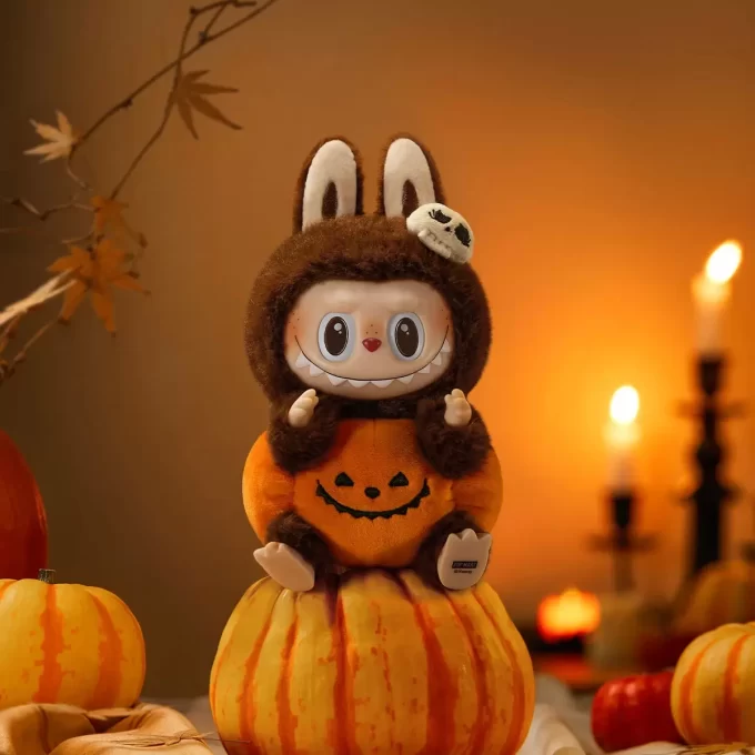 Happy Halloween Party -sarja – Istuva kurpitsa -vinyylipehmoriipus