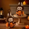 Happy Halloween Party -sarja – Istuva kurpitsa -vinyylipehmoriipus