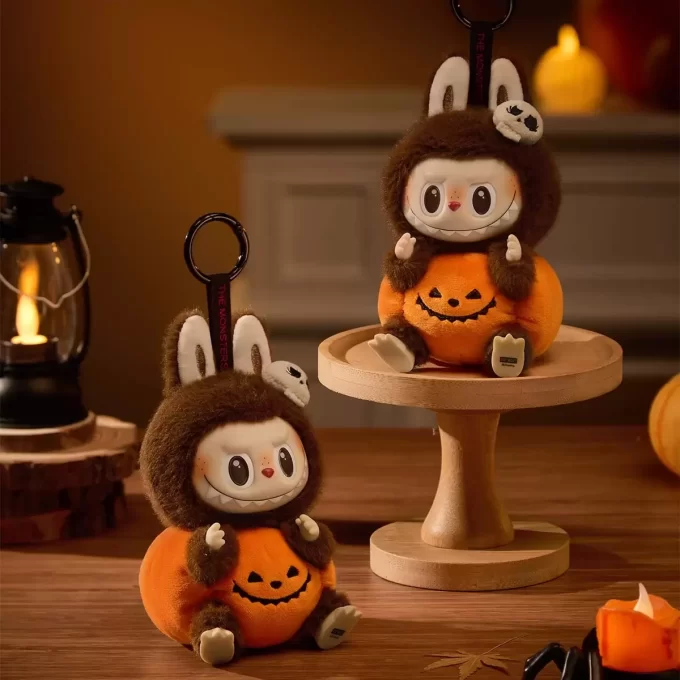 Happy Halloween Party -sarja – Istuva kurpitsa -vinyylipehmoriipus