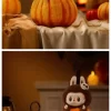 Happy Halloween Party -sarja – Istuva kurpitsa -vinyylipehmoriipus