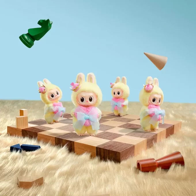 HIRVIÖT Let’s Checkmate -sarja – Vinyylipehmoinen riippuva kortti