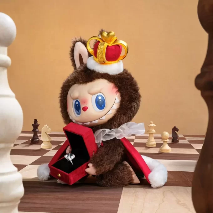 HIRVIÖT Let’s Checkmate -sarja – Vinyylipehmonukke