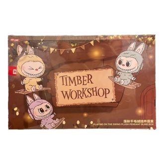 Labubu The Monsters Timber Workshop Playing on the Swing -riippuvalaisin Pop Land -yksinoikeudella sinetöidyssä kotelossa (6 ruutua)