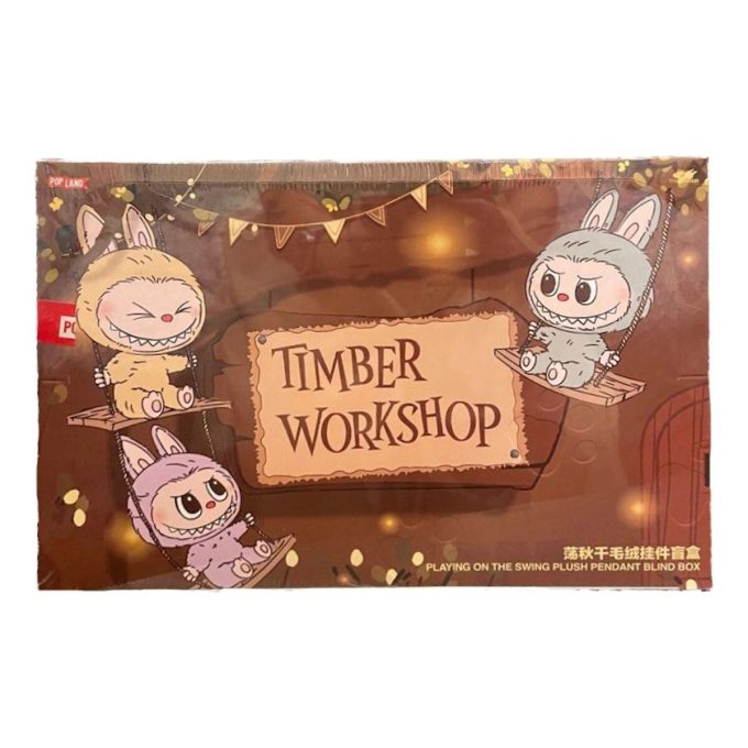 Labubu The Monsters Timber Workshop Playing on the Swing -riippuvalaisin Pop Land -yksinoikeudella sinetöidyssä kotelossa (6 ruutua)