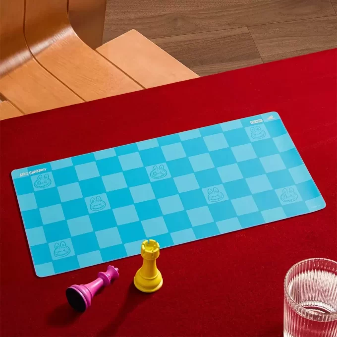 THE MONSTERS Let’s Checkmate -sarja – Tietokoneen pöytämatto